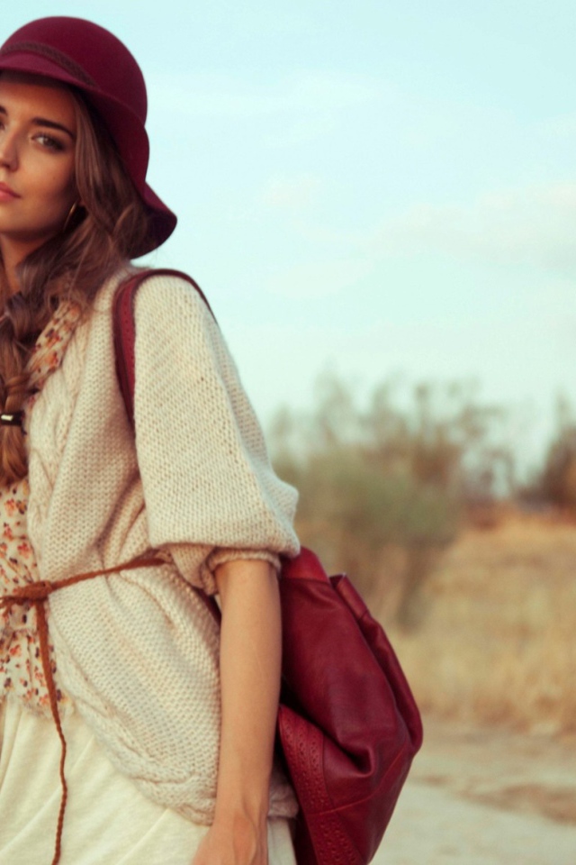 Девушка в красной шляпе