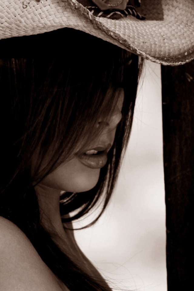 Девушка в ковбойской шляпе