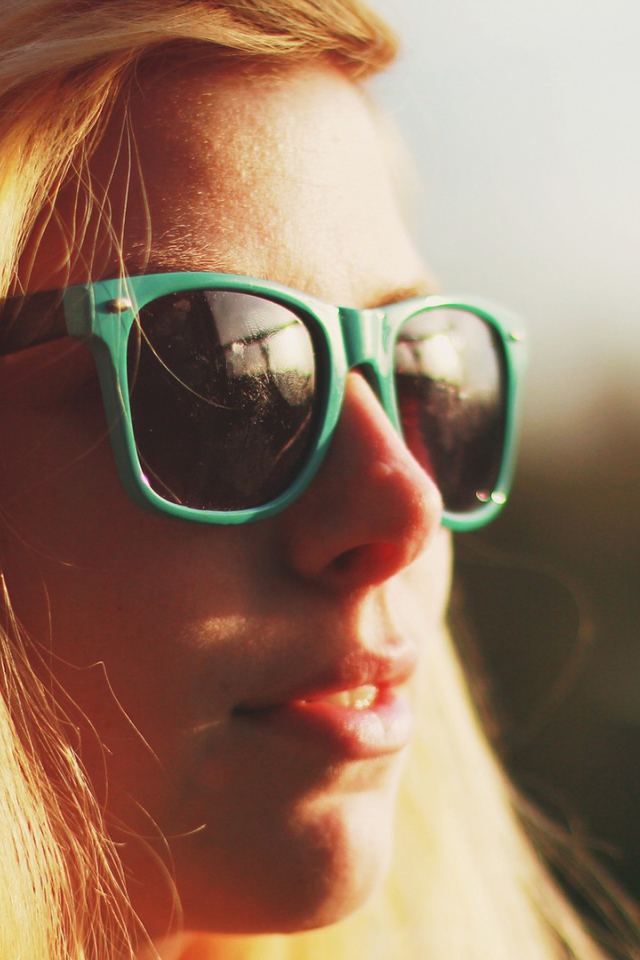 Девушка в очках в зеленой оправе