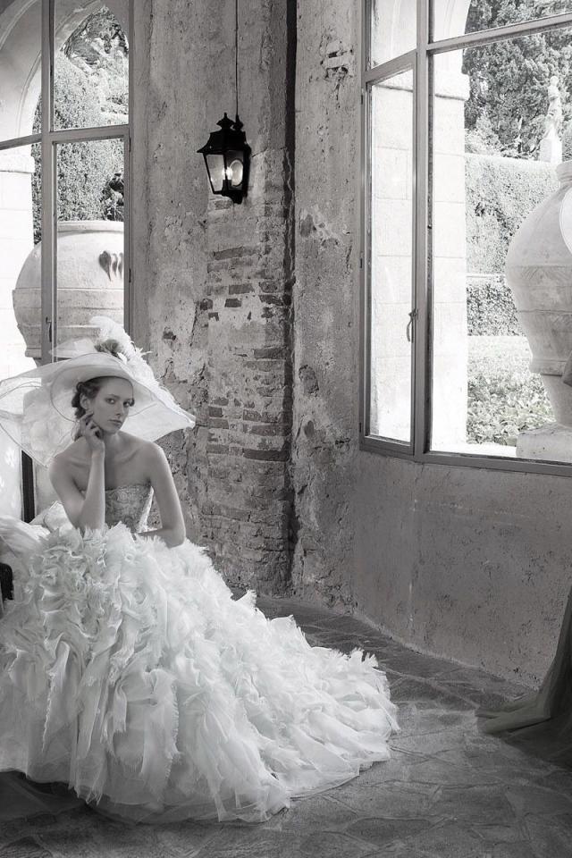 Девушки в ретро одеждах в старом доме