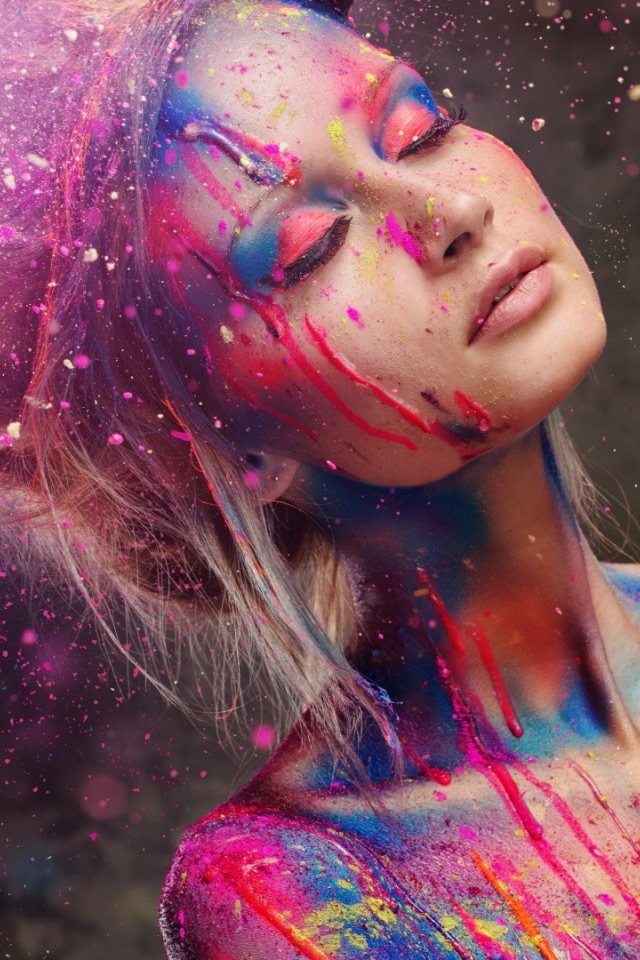 Девушка в брызгах краски
