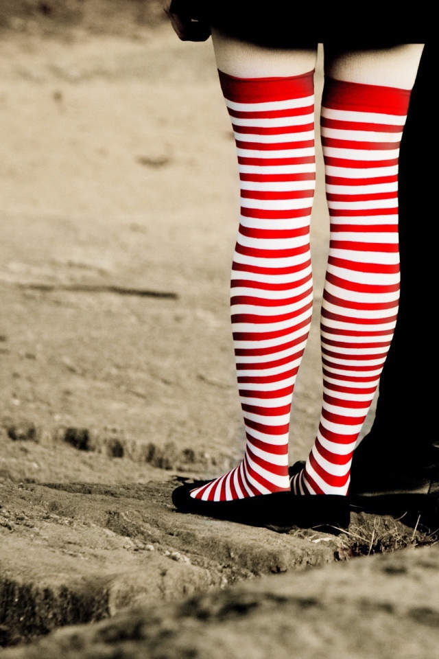 Девушка в чулках в красную и белую полосы