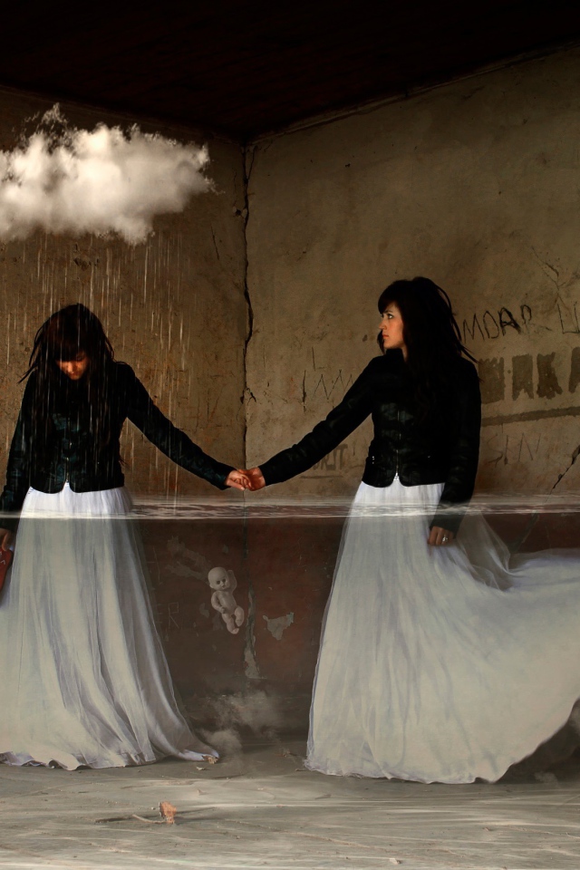 Девушки в комнате оказались под дождем