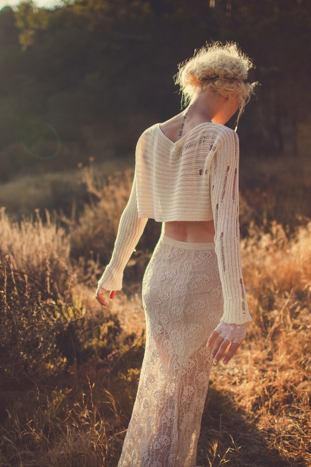 Девушка в белом наряде уходит вдаль