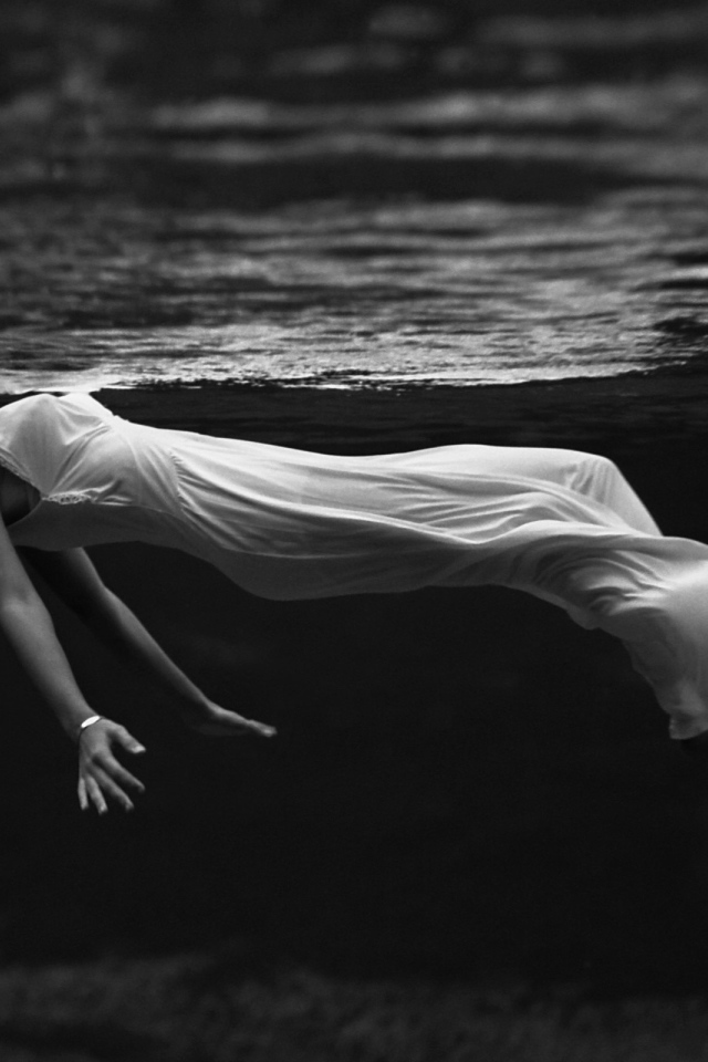 Девушка в белом платье в воде