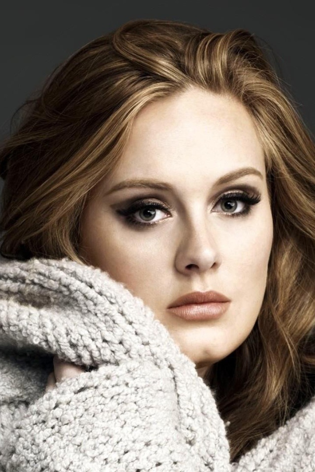 Девушка в белом вязанном свитере