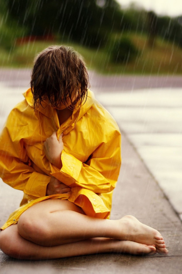 Девушка в желтом дождевике