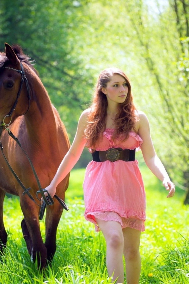 Девушка ведет лошадь под уздцы