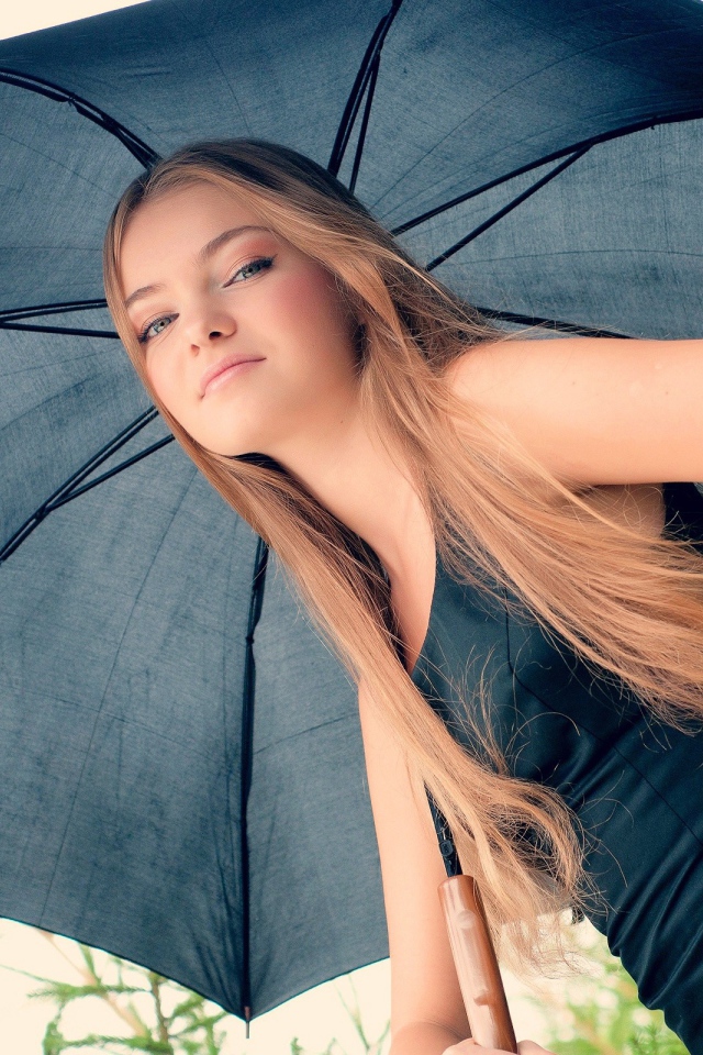 Девушка модель позирует с черным зонтом
