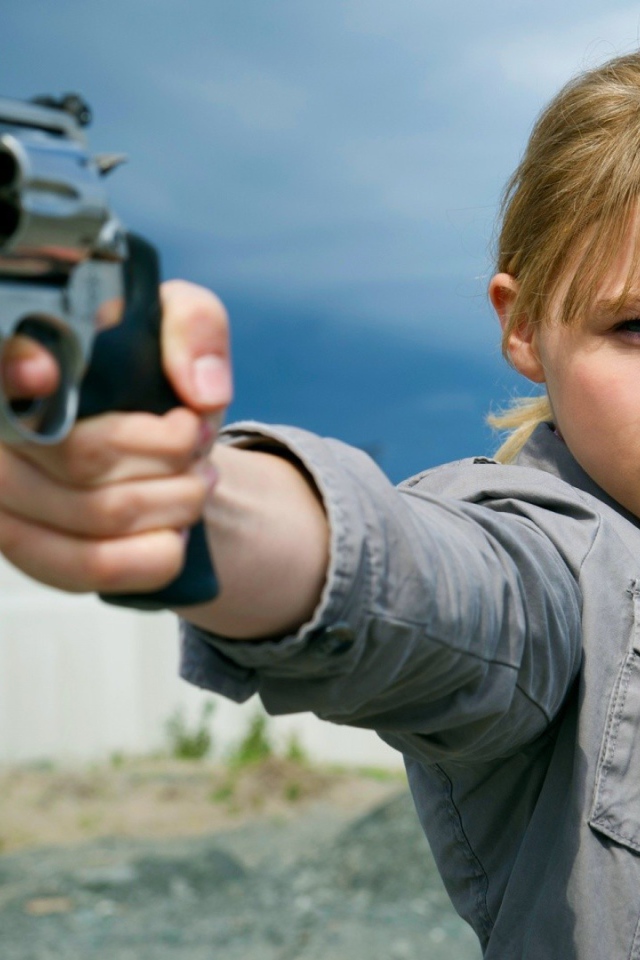 Девушка модель с пистолетом в руке