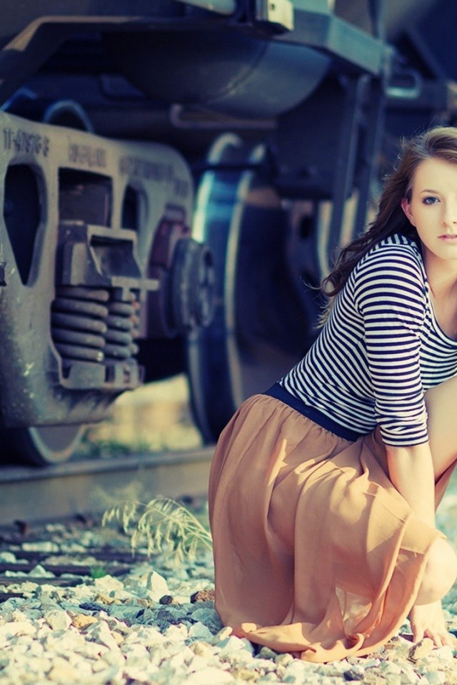 Девушка возле железной дороги