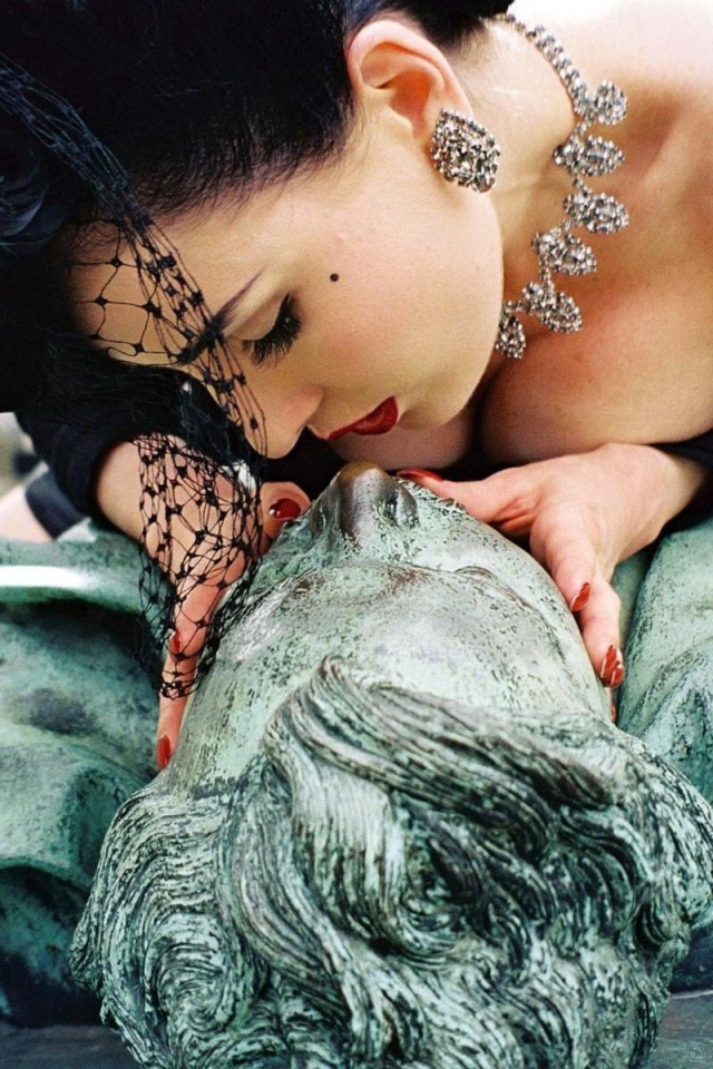 Девушка на скульптуре