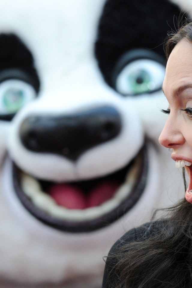 Девушка на фоне игрушки панда