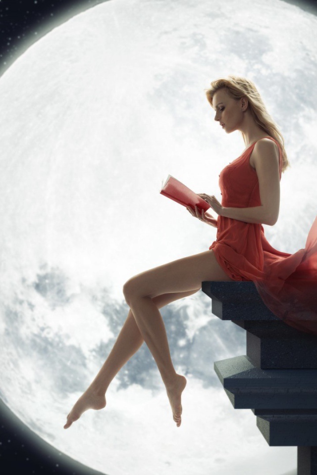 Девушка на фоне Луны читает книгу