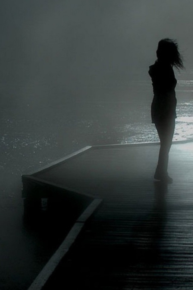 Девушка на причале в тумане