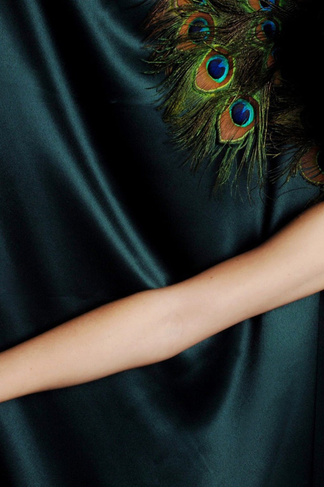 Девушка на перьях павлина