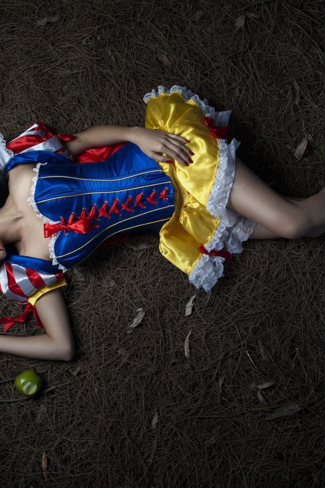 Девушка отравилась яблоком