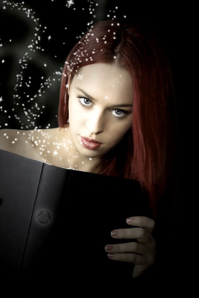 Девушка читает черную книгу