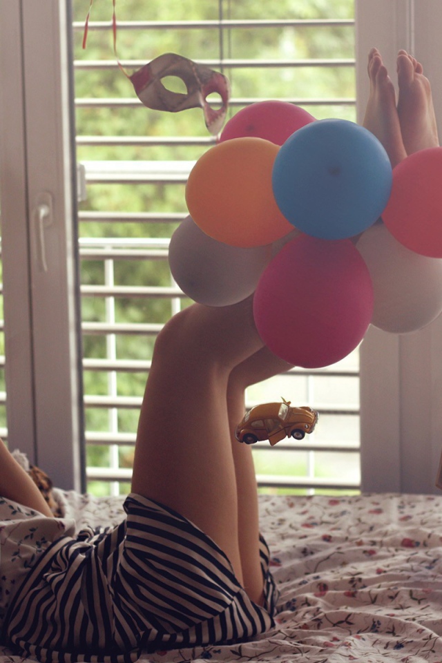 Девушка читает книгу среди хаоса