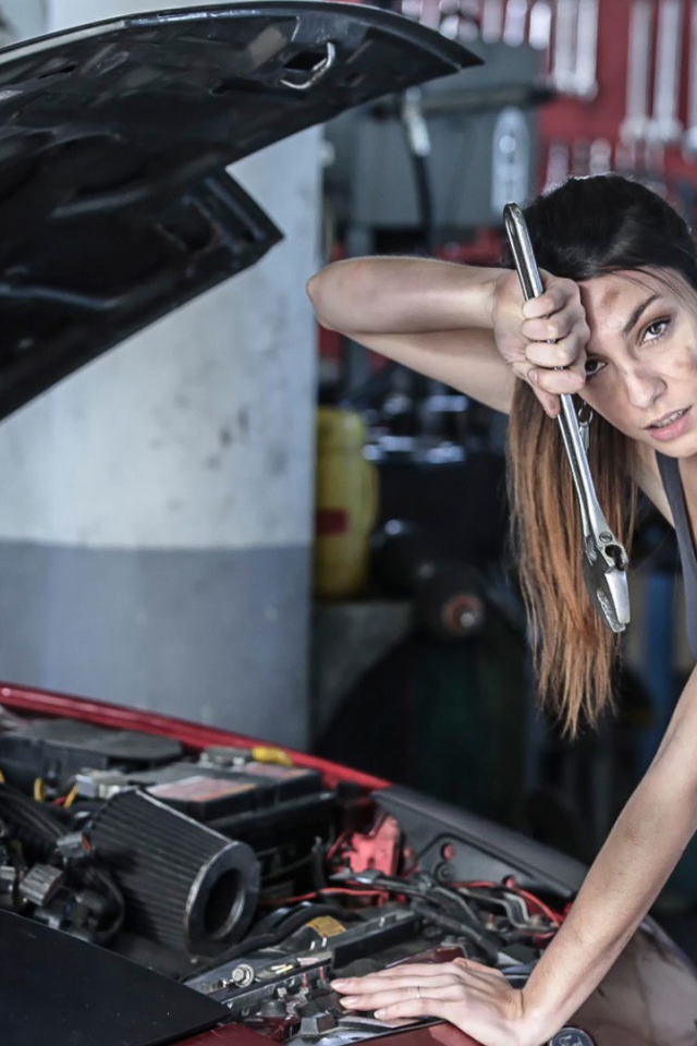 Девушка ремонтирует автомобиль