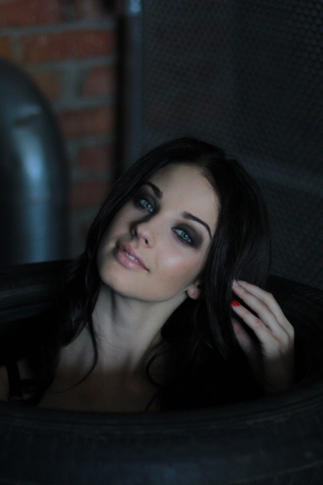 Девушка сидит в автомобильных покрышках, Алла Бергер