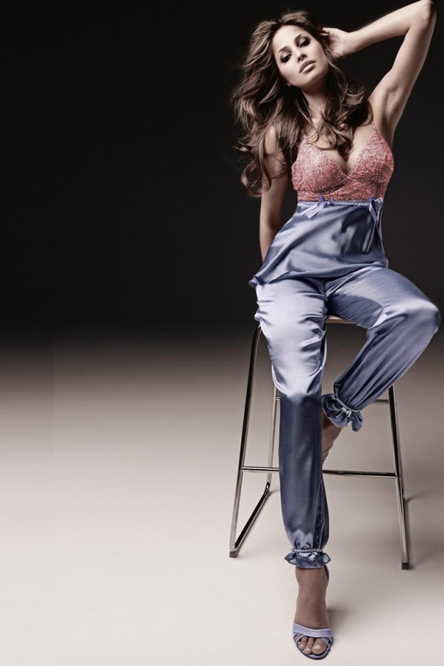 Девушка сидит на барном стуле