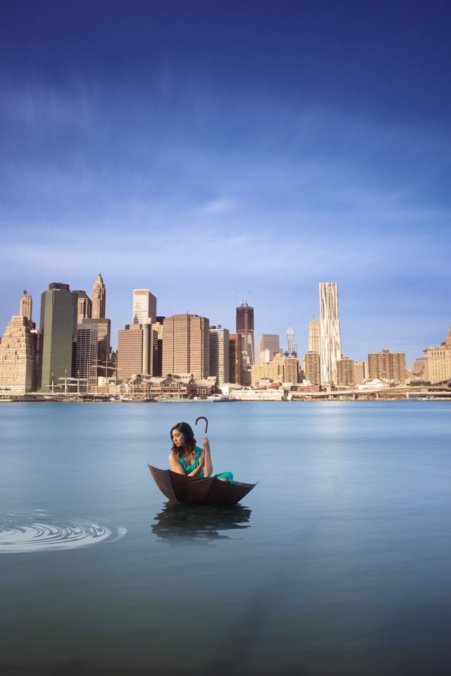 Девушка плывет на зонте