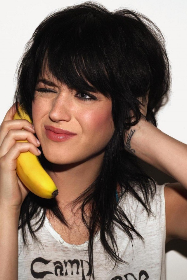 Девушка пытается позвонить по банану