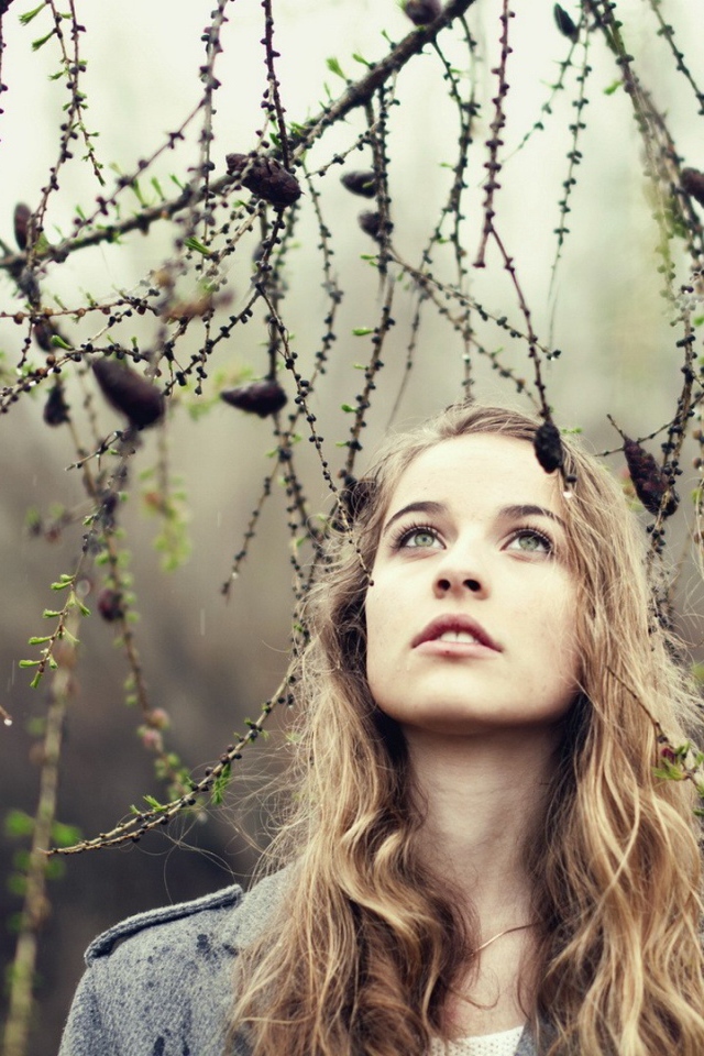 Девушка под лиственницей