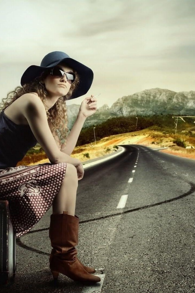 Девушка ждет попутную машину