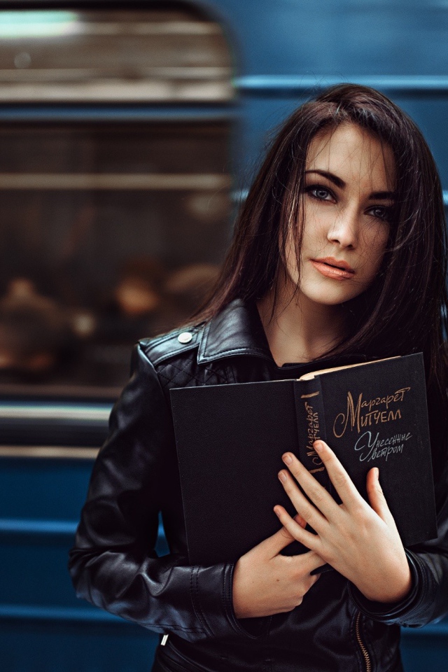 Девушка с книгой в метро