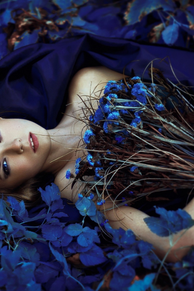 Девушка с букетом среди синих цветов