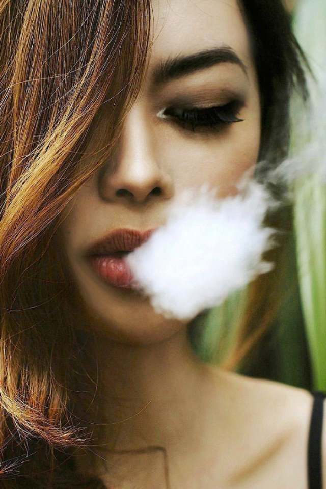 Девушка с сигаретой в руке