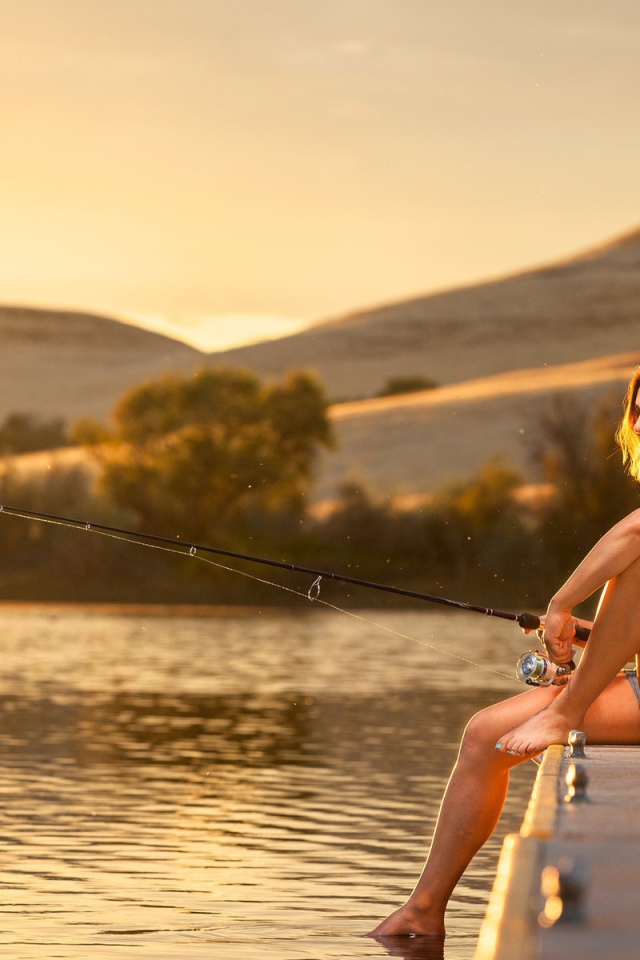 Девушка с удочкой на рыбалке