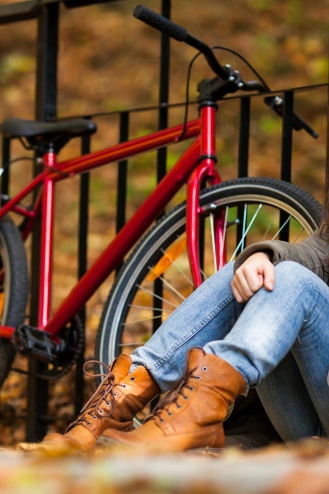 Девочка с красным велосипедом