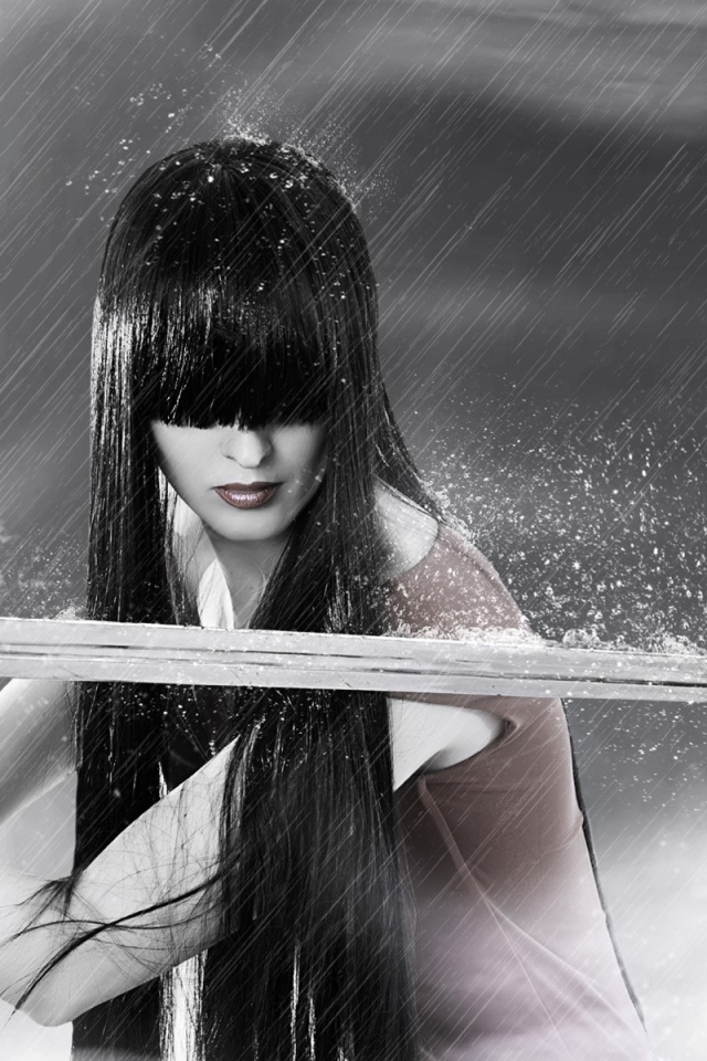 Девушка с мечом под дождем