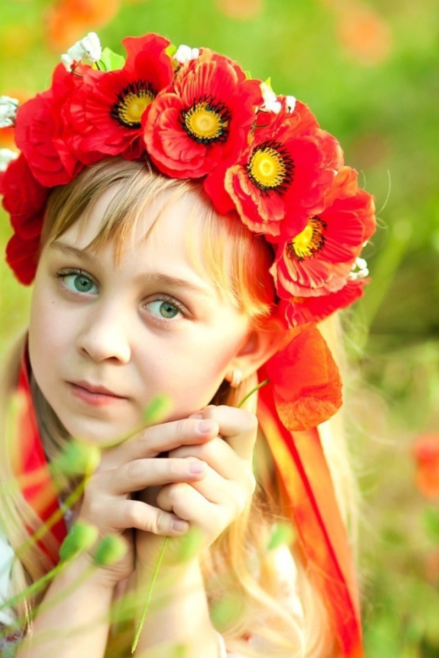 Девушка с венком из маков на голове