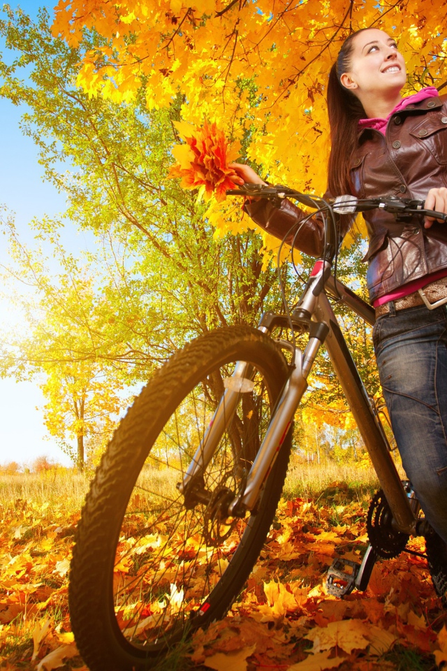 Девушка с велосипедом на осенней прогулке