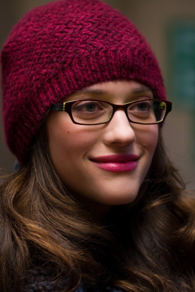 Девушка в очках и красной шапке