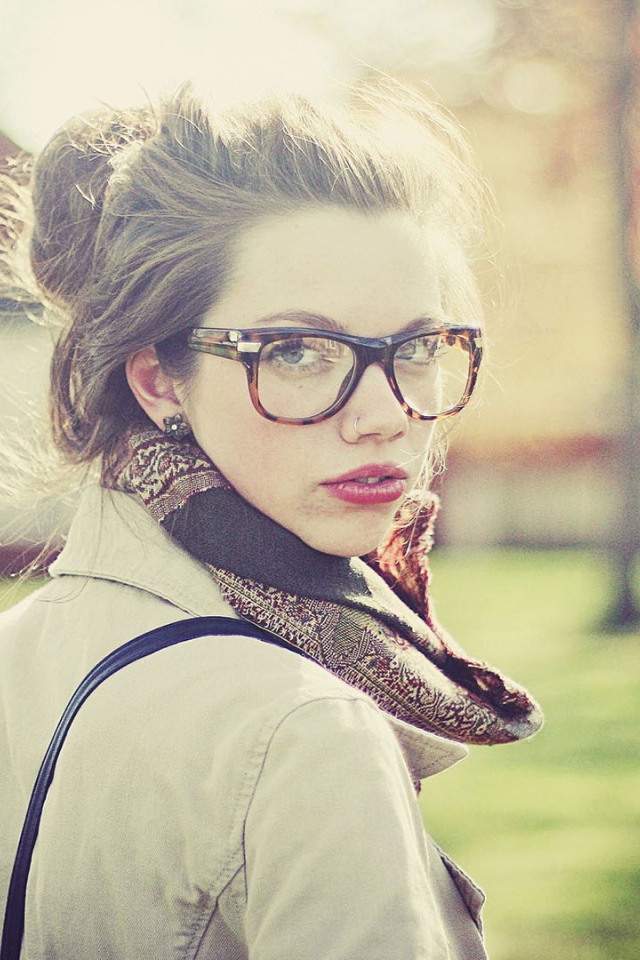 Девушка в очках оглянулась через плечо