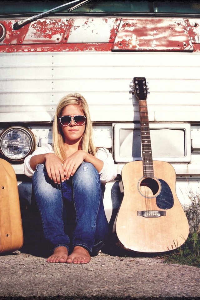 Девушка с гитарой и чемоданом