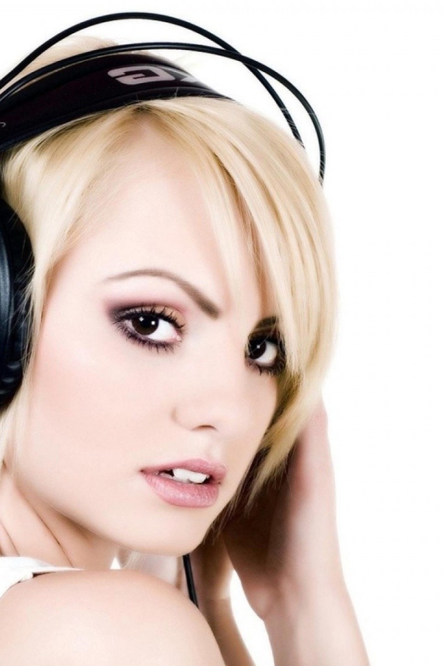 Девушка в наушниках Александра Стан