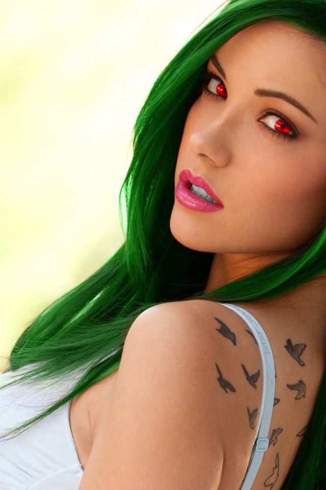 Девушка с красными глазами и длинными зелеными волосами