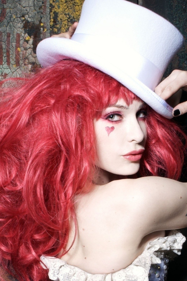 Девушка с красными волосами в белом цилиндре