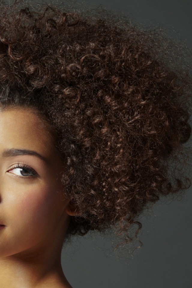 Девушка с прической из кудряшек