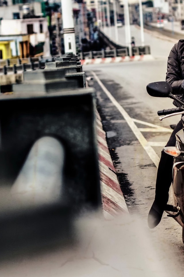 Девушка в темных очках сидит на мотоцикле