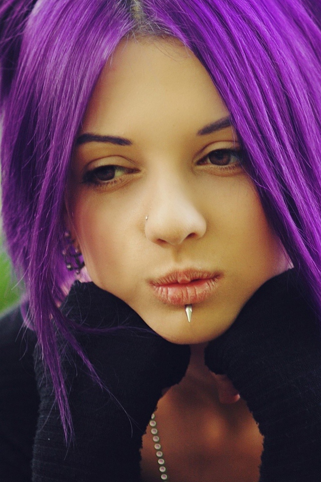 Девушка с густыми фиолетовыми волосами