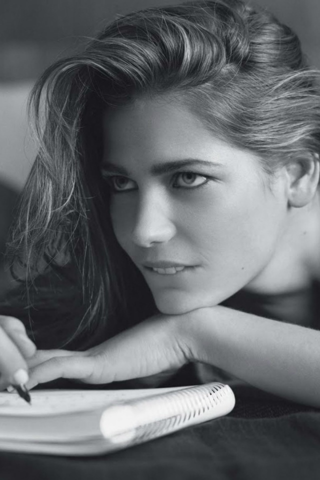 Девушка пишет в блокноте