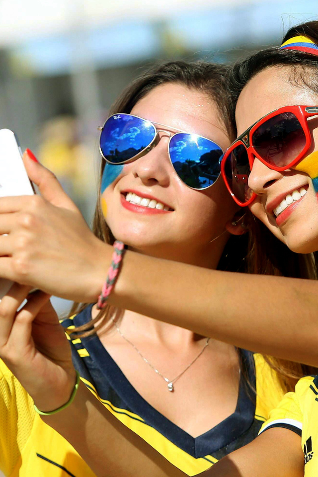 Девушки фанатки делают селфи