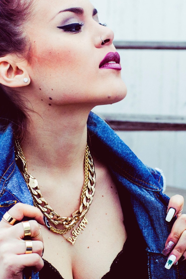 Золотая цепь на шее у девушки